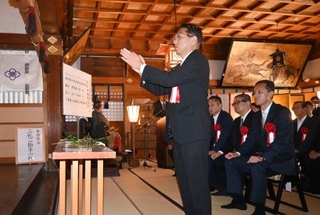 　北陸新幹線専用の水力発電所建設工事の安全を祈願する北陸電力の松田光司社長＝１８日午前、石川県小松市