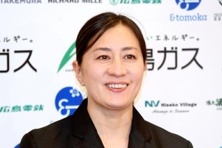 　現役生活を終え、報告会で話すスノーボード女子パラレル大回転の竹内智香さん＝１８日、広島市