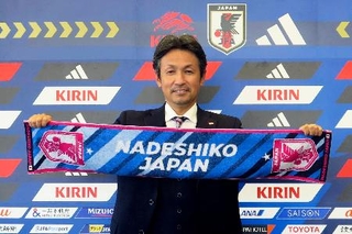 　サッカー女子日本代表「なでしこジャパン」の新監督に就任しポーズをとる狩野監督＝１８日、東京都内