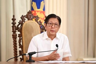 　合同インタビューに答えるフィリピンのマルコス大統領＝１８日、マニラ（共同）