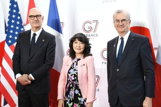 　Ｇ７財務相・中央銀行総裁会議で会場入りした片山財務相（中央）。左はフランスのレスキュール経済・財務相＝１８日、パリ（共同）