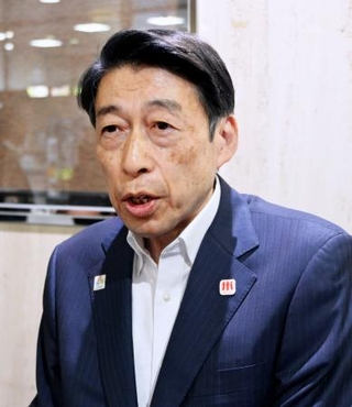 　記者団の取材に応じる福岡県の服部誠太郎知事＝１８日午前、福岡市