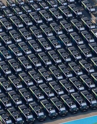 　ＥＶモーターズ・ジャパン製の電気自動車バス＝１８日午後、大阪市城東区（共同通信社ヘリから））