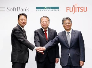 　健康や医療分野での業務提携に関し基本合意した（左から）ソフトバンクの宮川潤一社長、三井住友フィナンシャルグループの中島達社長、富士通の時田隆仁社長＝１９日午前、東京都港区
