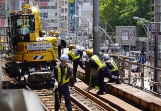 　ＪＲ上野駅のレールを新品に交換する作業員＝１９日午後