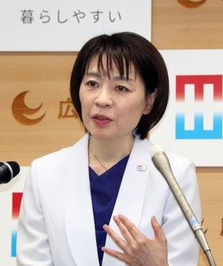 　記者会見する広島県の横田美香知事＝１９日午後、広島県庁