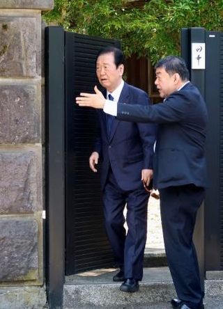 　田中角栄元首相の墓参りをした中道改革連合の小沢一郎元衆院議員＝１９日午後、新潟県柏崎市
