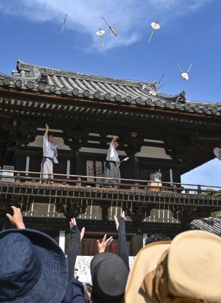 　奈良市の唐招提寺で行われた伝統行事「うちわまき」＝１９日午後