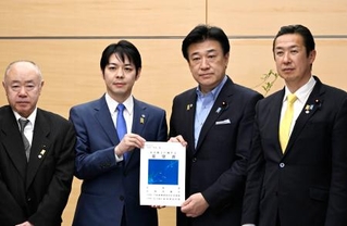 　北方領土に関する要請書を木原官房長官（中央右）に手渡す北海道の鈴木直道知事（同左）＝１９日午後、首相官邸