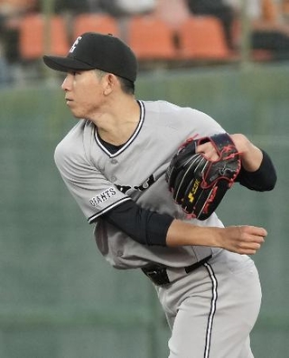 　ヤクルト戦に先発した巨人・戸郷＝いわき