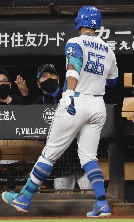 　３回、２ランを放った万波（手前）を迎える日本ハム・新庄監督＝エスコンフィールド