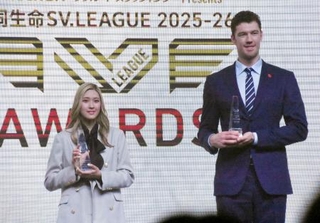 　ＳＶリーグの最優秀選手賞に選ばれた佐藤淑乃（左）とドミトリー・ムセルスキー＝１９日、東京都内