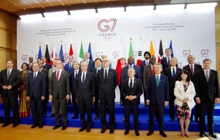 　Ｇ７財務相・中央銀行総裁会議の会場で写真に納まる片山財務相（前列右から２人目）ら＝１９日、パリ（共同）