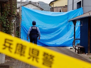 　母娘２人の遺体が見つかった現場付近に張られたブルーシート＝２０日午前９時３６分、兵庫県たつの市