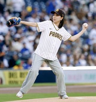 　パドレス-ドジャース戦で、始球式を務める石川佳純さん＝サンディエゴ（共同）
