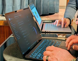　米マイクロソフトのＡＩに特化した業務用新型ノートパソコン＝４月、米ニューヨーク（共同）