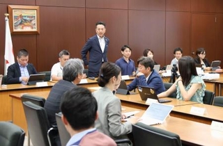 　大阪都構想を巡り、法定協設置議案について協議する大阪維新の会市議団＝２０日午前、大阪市役所