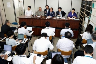 　全国統一教会被害対策弁護団と被害者らが開いた記者会見＝２０日午後、東京・霞が関の司法記者クラブ