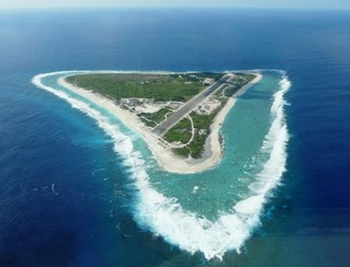 　東京都小笠原村の南鳥島（気象庁提供）