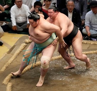 　正代（右）が送り出しで琴桜を破る＝両国国技館