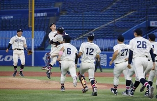 　東都大学野球春季リーグで優勝し、喜ぶ国学院大ナイン＝神宮