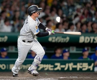 　９回阪神無死、森下が左越えにサヨナラ本塁打を放つ＝甲子園