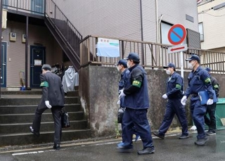 　竹前海斗容疑者と妻美結容疑者の自宅へ家宅捜索に向かう捜査員＝２１日午前９時５４分、横浜市港北区