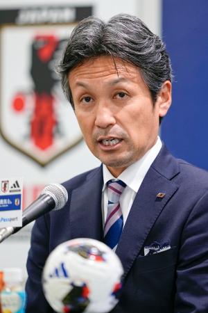 　記者会見するサッカー女子日本代表「なでしこジャパン」の狩野倫久監督＝２１日、東京都内