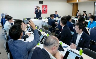 　自民党本部で開かれた、日本国旗を損壊する行為を罰する法案の制定に向けたＰＴの会合＝２２日午前、東京・永田町