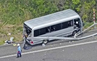 　福島県郡山市の磐越自動車道でガードレールに衝突したマイクロバス＝６日（共同通信社ヘリから）