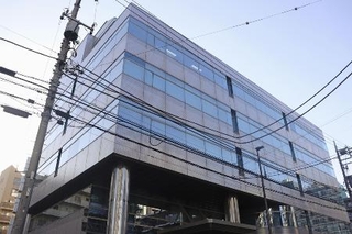 　日本郵便東京支社が入るビル＝１８日、東京都江東区