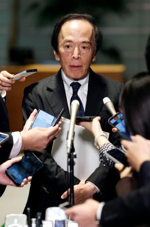 　首相官邸で記者の質問に答える日銀の植田総裁＝２２日午後