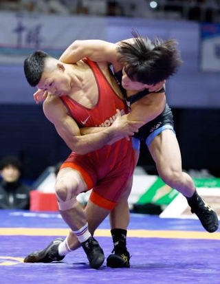 　男子グレコローマン６３キロ級決勝で優勝した文田健一郎（左）＝駒沢体育館