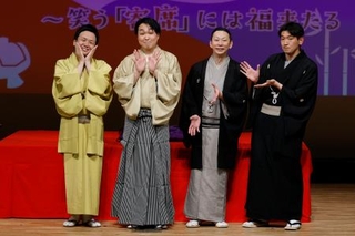　「公推協杯　全国若手落語家選手権」本選を終えた（左から）三遊亭ぐんまさん、大賞の笑福亭茶光さん、春風亭朝枝さん、柳家小ふねさん＝２２日夜、東京都中野区