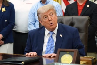 　２１日、米ホワイトハウスのイベントで発言するトランプ大統領＝ワシントン（ＡＰ＝共同）