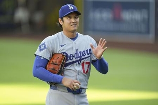試合前、ファンの声援に応えるドジャース・大谷＝２０日、サンディエゴ（共同）