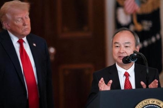 　２５年４月、ワシントンでのイベントでトランプ大統領の隣でスピーチするソフトバンクグループの孫正義氏（ロイター＝共同）