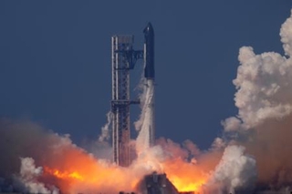 　テキサス州の拠点施設から打ち上げられるスペースＸの大型宇宙船「スターシップ」＝２２日、スターベース（ＡＰ＝共同）