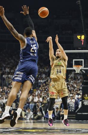 　長崎-琉球　第３クオーター、シュートを放つ琉球・岸本＝横浜アリーナ