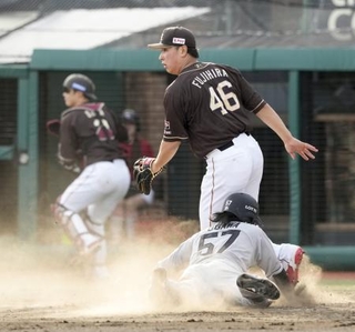 　９回ロッテ１死一、三塁、打者西川のとき、楽天・藤平（４６）が暴投、小川（５７）が生還し同点を許す＝楽天モバイルパーク