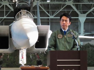 　視察先の航空自衛隊千歳基地で記者団の取材に応じる小泉防衛相＝２３日午後、北海道千歳市