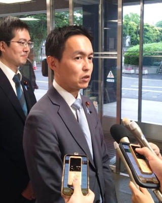 　記者団の取材に応じる自民党の平沼正二郎青年局長＝２３日午後、東京・永田町の党本部