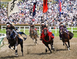 　「相馬野馬追」の甲冑競馬で疾走する騎馬武者＝２４日午後、福島県南相馬市