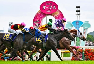 　第８７回オークスを制した今村聖奈騎乗のジュウリョクピエロ（奥）＝東京競馬場