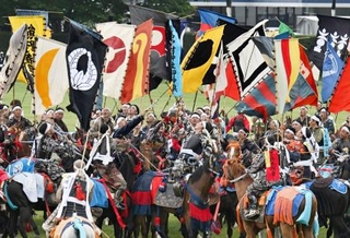 　相馬野馬追の神旗争奪戦で、打ち上げられて舞い降りる旗を奪い合う騎馬武者＝２４日午後、福島県南相馬市