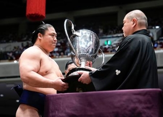 　優勝を果たし、日本相撲協会の八角理事長（右）から賜杯を受け取る若隆景＝両国国技館