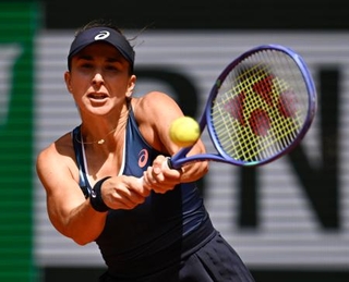　女子シングルス１回戦でプレーするベリンダ・ベンチッチ＝パリ（共同）