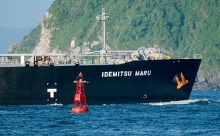 　伊勢湾に入る出光興産の大型原油タンカー「出光丸」＝２５日午前６時２１分、愛知県田原市の伊良湖岬から撮影