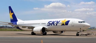 　スカイマークが国内の航空会社で初めて導入するボーイング７３７-８型機＝２５日午前、羽田空港