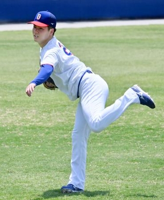 　キャッチボールで調整する中日・金丸＝ナゴヤ球場